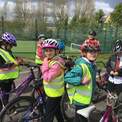 Yr5 cyclists hit the road!